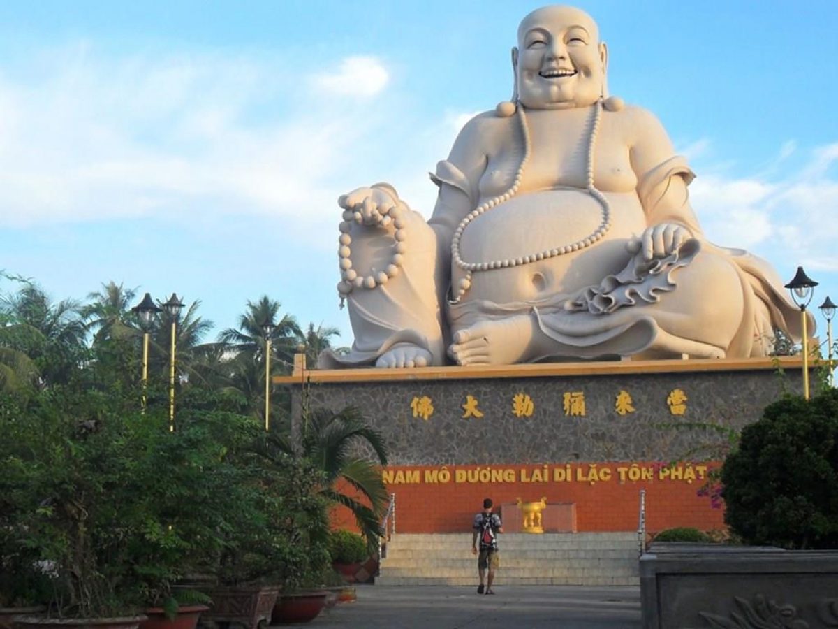 Hãy tưởng tượng một chiếc đồng hồ có kích thước của một ngôi nhà, nhưng thay vì máy móc, nó được chạm khắc với hình ảnh đột biến của Phật. Chính xác đó, tượng Phật lớn nhất Việt Nam - một kiệt tác nghệ thuật thuộc hàng đầu thế giới của nghệ sĩ. Hãy đến chiêm ngưỡng tượng Phật này và cảm nhận vẻ đẹp phi thường.