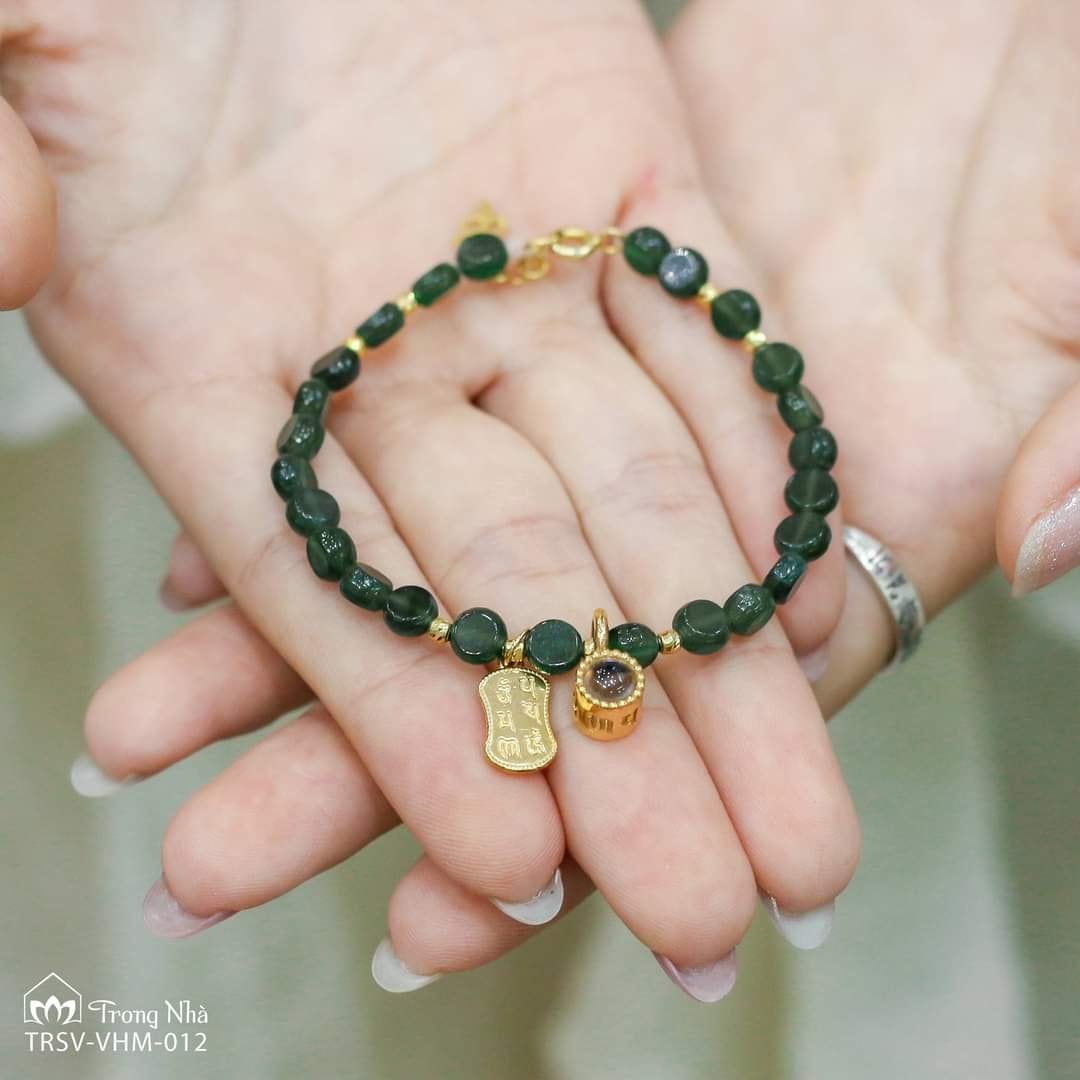 Vòng tay đá lam ngọc charm vàng khắc chú Om mani padme hum, Đại bi phổ chiếu (TRSV VHM 012) 1 81458b99 6e71 4ba8 a2f9 df09969e8c38 396c2d88a29c44d881469cb3100e84e5