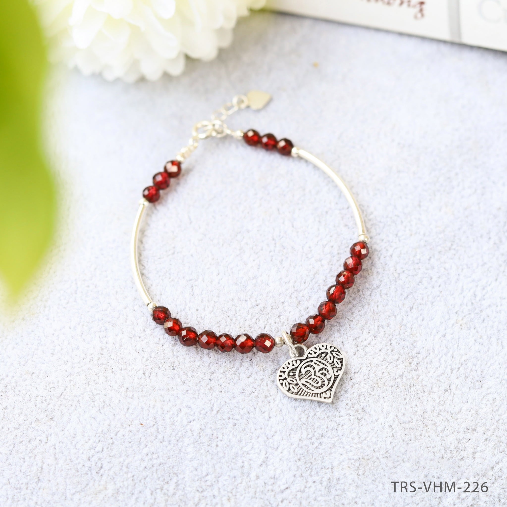 Vòng đá Garnet cắt giác 4 li mix charm Chữ Om trái tim (TRS VHM 226) 1 img 5378 89eae332f6ae4cb59e0dcecd33c4bf43